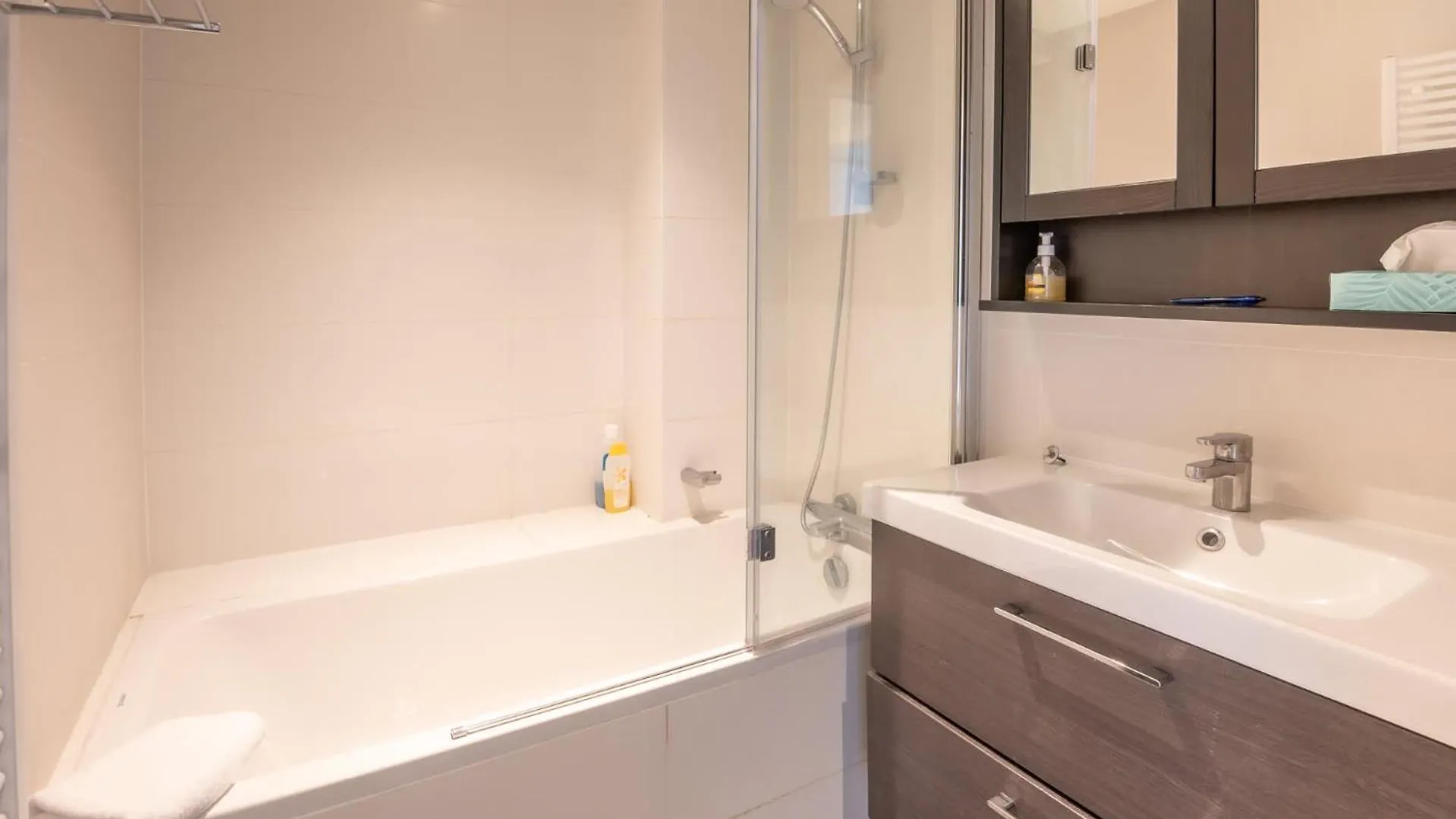 Amazing Apartment For 8 With Parking Space 오스텐드 벨기에
